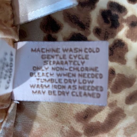 Chico’s 🦒 Print, Button Sleeve, Floaty Summertime Blouse. - Picture 11 of 11